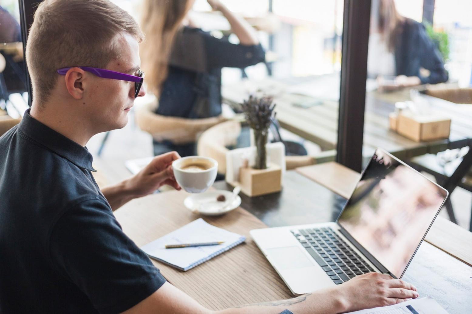 Zespół pracowników socjalnych podczas warsztatów terenowych z mieszkańcami lokalnej społeczności, pokazujący praktyczne zastosowanie metod pracy socjalnej