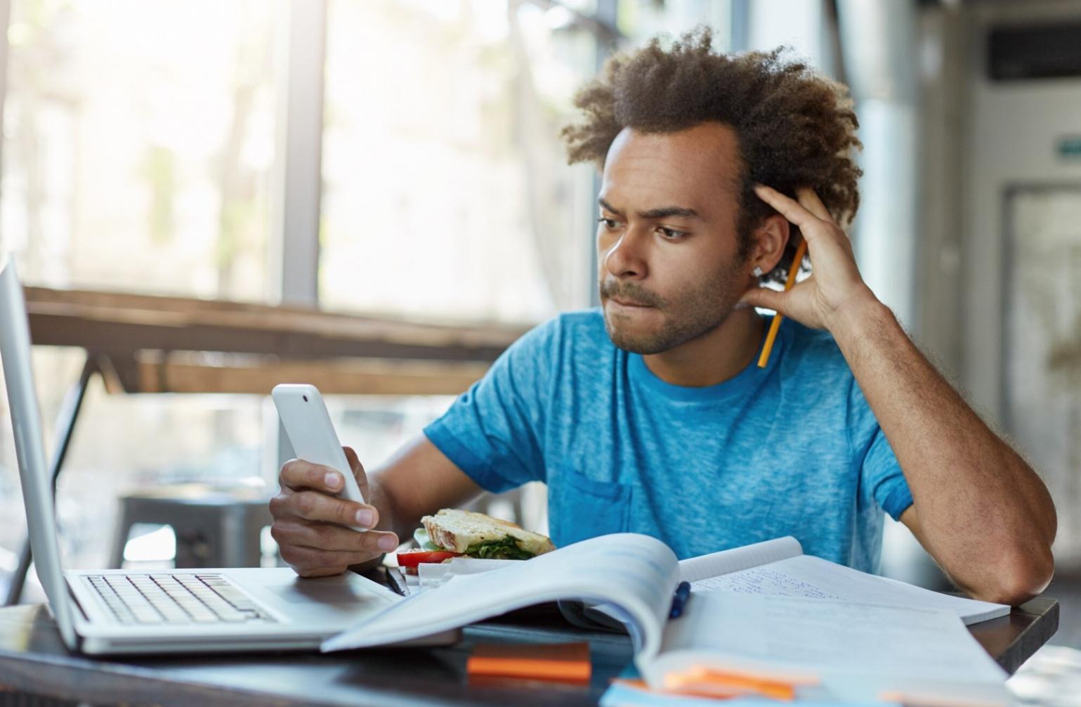 Absolwenci programu podczas realizacji projektu społecznego w lokalnej społeczności, demonstrujący długoterminowe efekty edukacji