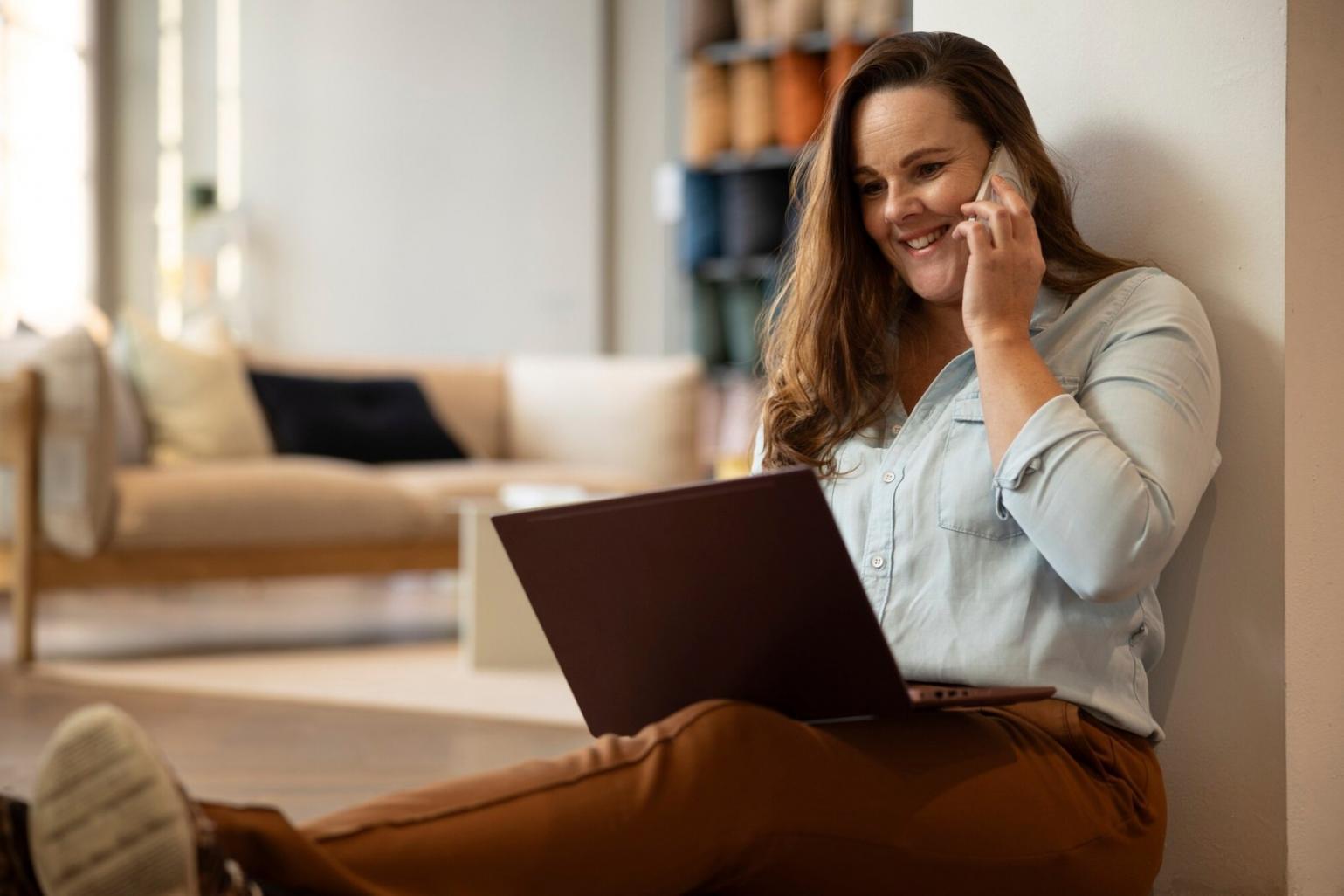 Uczestnicy kursu podczas zajęć praktycznych z pracy socjalnej, prezentujący różne style uczenia i metody edukacyjne